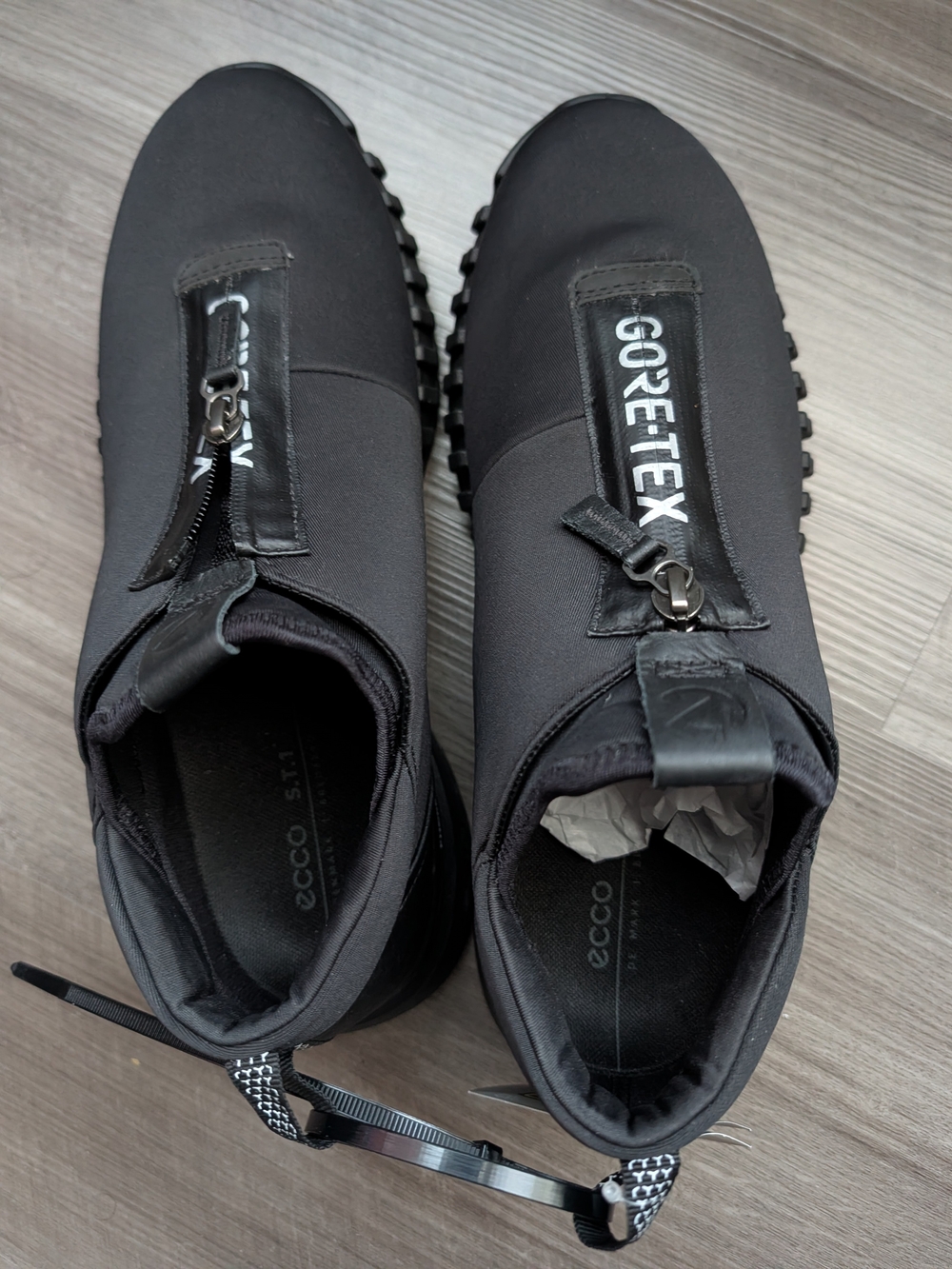 ECCO Men's Black GORE-TEX Slip-On Sneakers